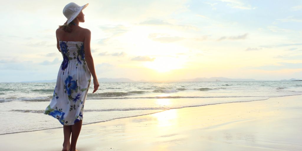 Eine Frau läuft am Strand
